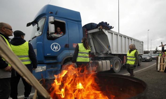 No leader, lots of anger: can France's 'yellow vests' become a political force?