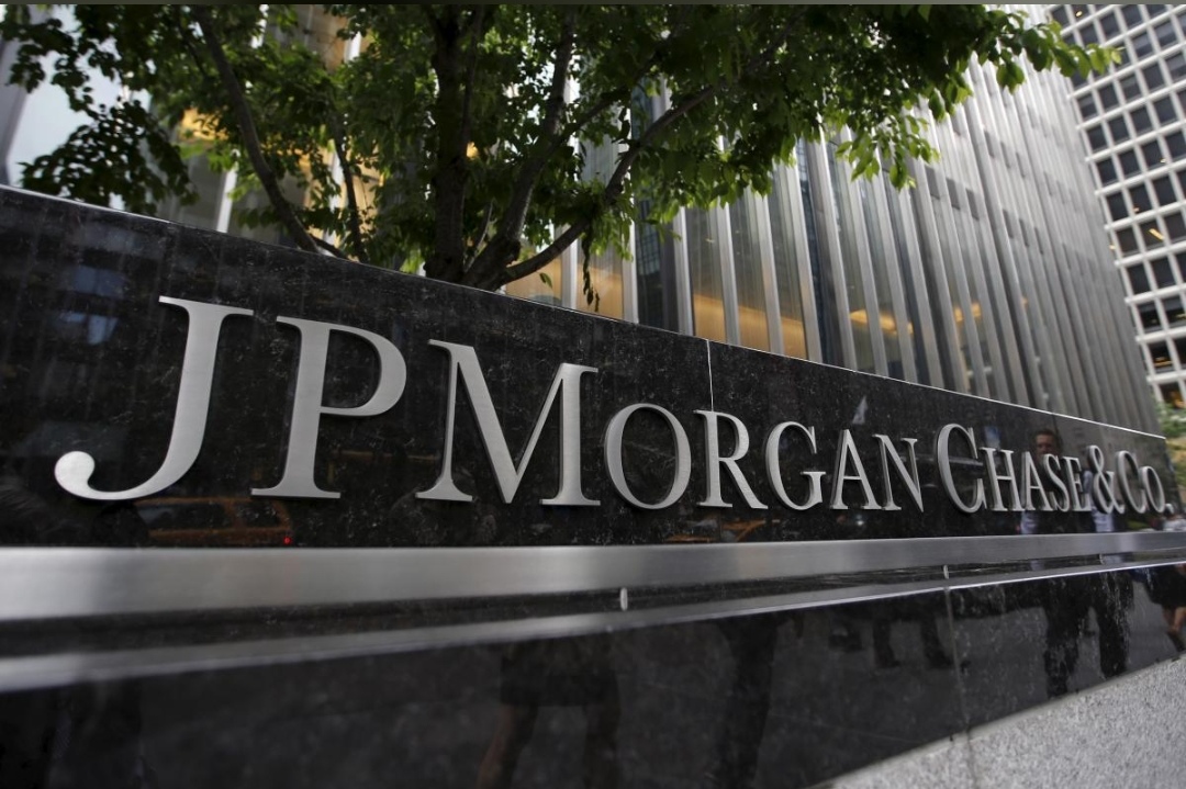 JPMorgan trades banker offices for shared desks